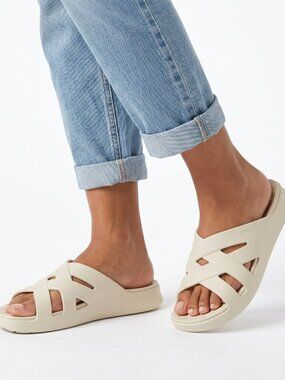 *Crocs Getaway Weave Slide - Sandstone